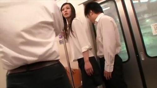 欲情に燃える女教師、生徒を誘惑し、性行為に没頭
