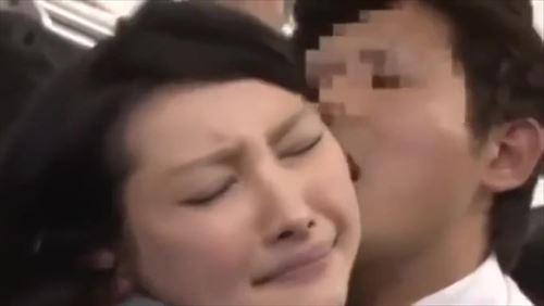 美しいお姉様は、ドレスの破れから素肌を露わにしてしまい、男たちによる激しい性的暴行を受けました。