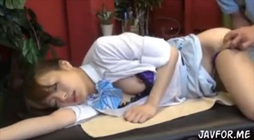 姉さん、エステで舐めて気持ちい指導。