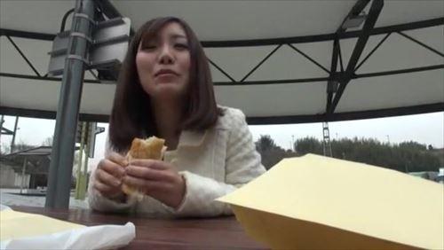 大人のおもちゃで楽しむ若い女の子たち、旅館で二人きりになってすぐに