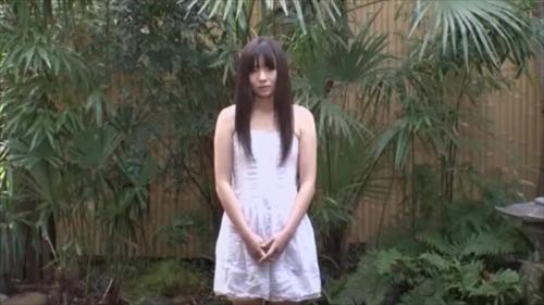 芽を強く握りつぶし、そよ風に揺れる小さな胸、軽く盛り上がった膨らみをなぞる。