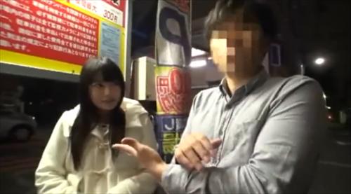 魅力的な巨乳の若い女性と膣中射精をする