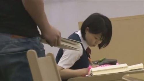 高校生の少女が図書館で自習中、見知らぬ男に性的対象にされ、性的行為を強要される。