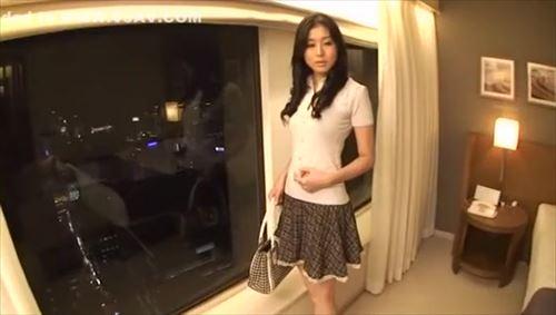 熟した女の父親と息子、性的行為。スーツを着た女は、男を誘惑し、教師としてのモラルを忘れる.