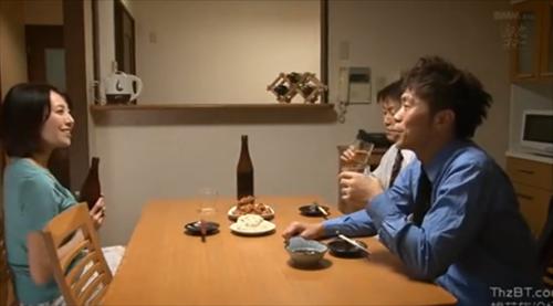 口にくわえると挿入されると喘ぐ艶っぽい人妻