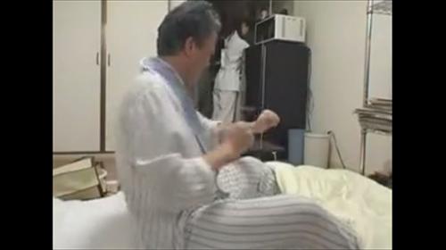 孤独な生活を送る中年男性が親切な介護者