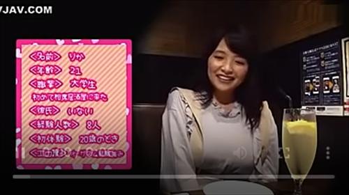 飲み屋で交流し、ハンサムボーイに誘われたカップ女子大生が