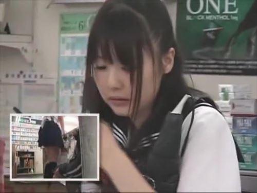 危険な機械と露出度の高い服装で、少女たちは激しい戦いを繰り広げる