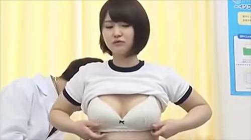 医師が若い女性に不適切なアクションをする。体の診察。