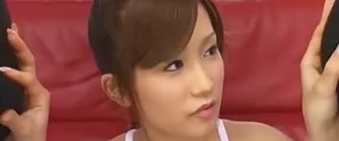 泳ぎ着を身にまとった美しい女性が硬くなった男根を器用になめる