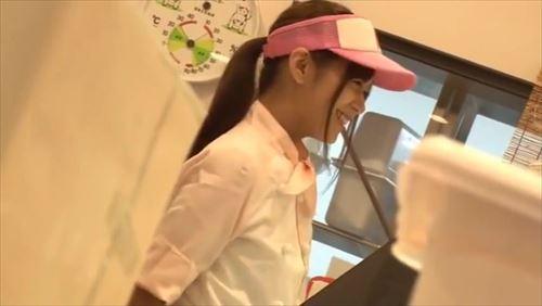 露出度の高い服を着た少女が、誘惑的に大人びた姿に変わる