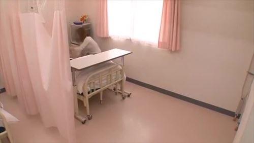 病室で看護師が患者を誘惑する様子を目撃した