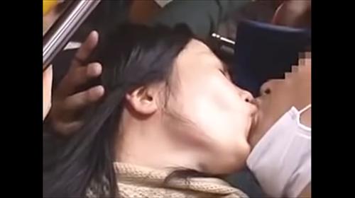 美熟女が連続絶頂中、彼女は彼氏の手を握る。