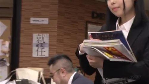 上司の命令に従うしかなく、身体的に性的に利用される女性