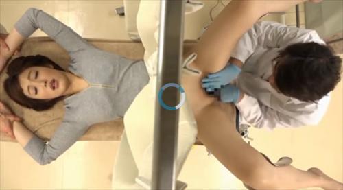 美しいバストを持つ麗姿が、歪んだ医者に性的なイタズラをされる。