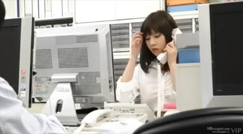 可愛らしいお姉さんが男性に熱心な指導を受ける様子がうかがえる。