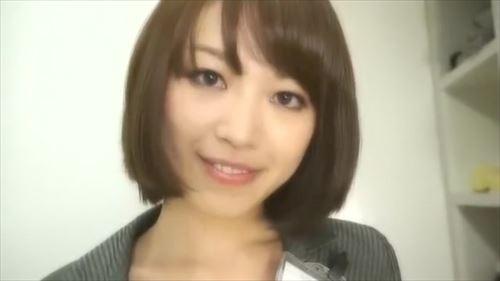 元アイドルが、体中をオイルで滑り、快楽に身を委ねる