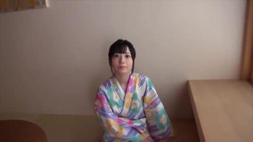 美少女がセクシーな役柄を演じ、髪を脱いだ状態
