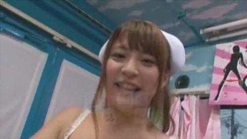 裸になったら負けだよー！個室で可愛い下着の女の子、ジャンケン負けたから罰ゲームでセックスしちゃう！