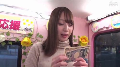 彼は彼女の誘惑に身を任せて、次第に生で挿入されるようになる