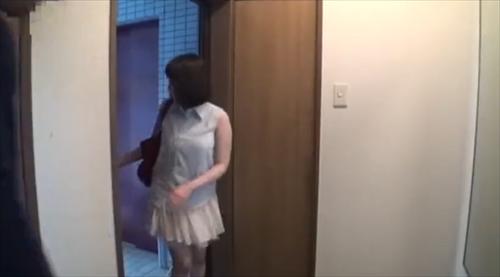 股間接触で無意識の挿入。制服コスプレのデリヘルサービス。
