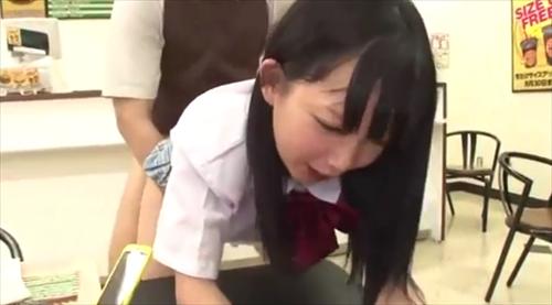 愚かな女性を無視してスマートフォンに夢中な非情な男性が、性的な暴行を行います。