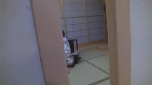 電話中に膣内射精で辛抱する30代魅力的な奥さん、音無かおり。