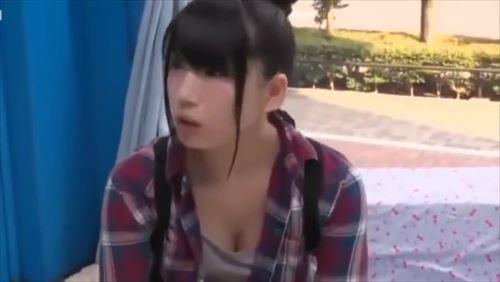 美少女が性的に経験不足な男の子に誘惑され、乳房を触られる