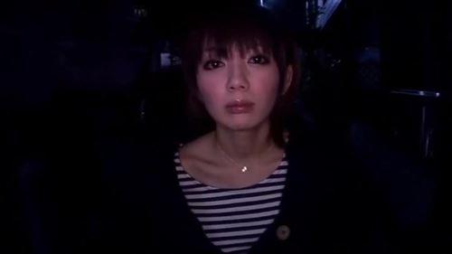 セクシーなギャルと濃厚なキス、男性の欲望を満たす。