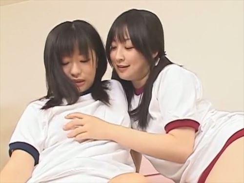 美少女２人が互いに、乳首を舐め合い、性器を挿入し合う。