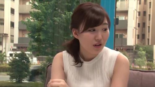 男性が不貞行為セックスで快感を得て、ノースリーブから見える脇がセクシーすぎる。