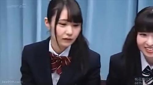 美少女2人、出所なインタビューに惑わされ車内で乱交初体験。友人の前で演じる。