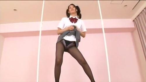 元客室乗務員が制服姿の女子高生に下着から直接脚を責められ、絶頂