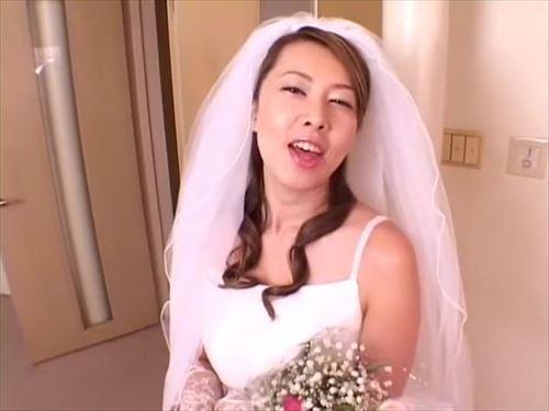 欲情を抑えきれない熟女が花嫁衣裳のまま性交を迫る