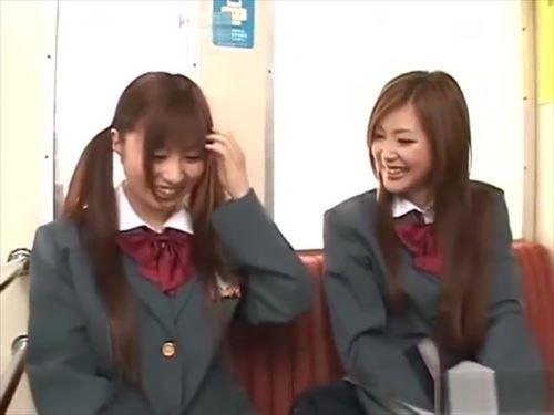 少女たちが電車内で密着し、いやらしい関係を結ぶ様子を映した動画