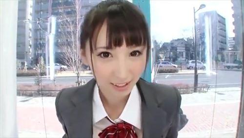 隠された制服の下、小さな少女のような体躯の女優が初乗車。好奇の視線にさらされ、興奮を隠せない。