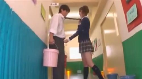 男性に手マンした後にバックから交尾します。