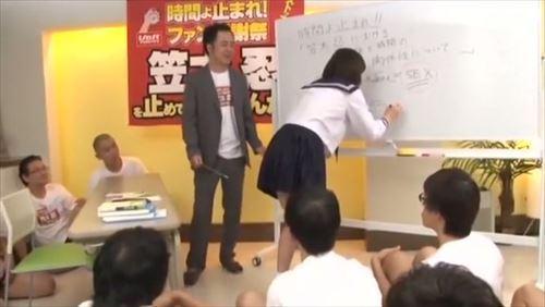 華やかな装いと大胆な挑発、そして恥じらうプレイ