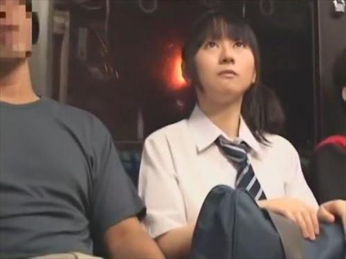 彼は未熟な少女の体、まだ純粋な体を触り、その反応を楽しみ、その行為で少女は意識を失いそうになった。