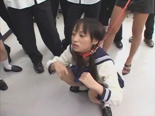 露出度の高い服装の女性教師が生徒を辱める
