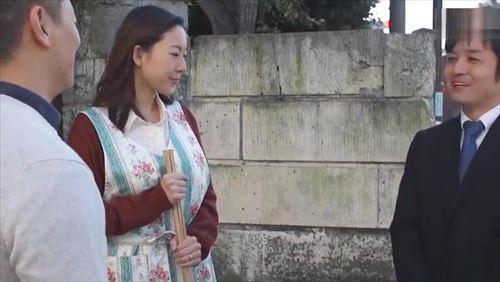 紗栄子の肉体は、地主の父に所有され、その罰として、昼間から解放された。