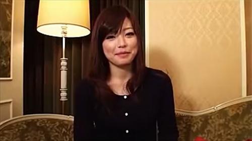 女性は性的に煽動を受け、男性の勃起を見つめながら乳首を愛撫する。(30characters)