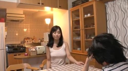 魅力的な配偶者が、大胆なやり方でパートナーの傍らで不法行為を経験する。