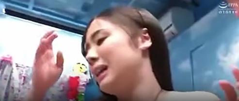 大家的小伙伴们正在驾驶这辆车里，魅力十足的女友把新手妹子引诱进去，是奇妙的魔镜。
