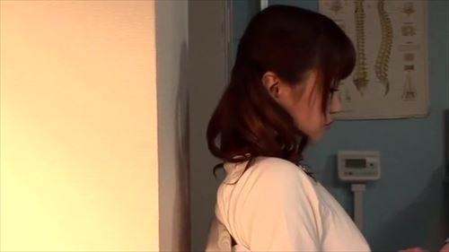 二人は誰もいない保健室で、互いの体を求め合った.