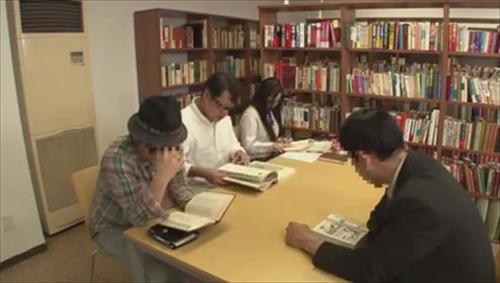 書物を読んでいたら思わずムラムラ、図書館で熱心に学ぶ。