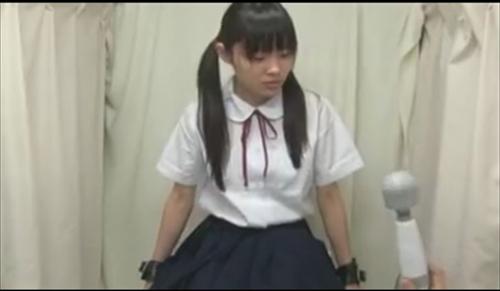 パイパン初心者未経験ロリータ女子を白ソックスで電マ説得。