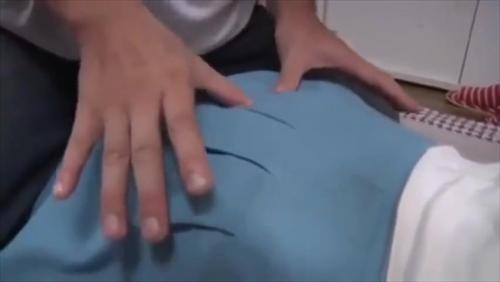 マコは夫にキスするふりをしてチポを求める。