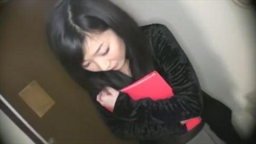 美しい黒髪と大きな胸を持つ奥様と親密な関係になりました。