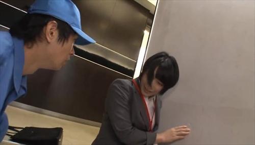 魅力的な女性が図書館で魅惑の下着を見せる、美しい容姿の女性。
